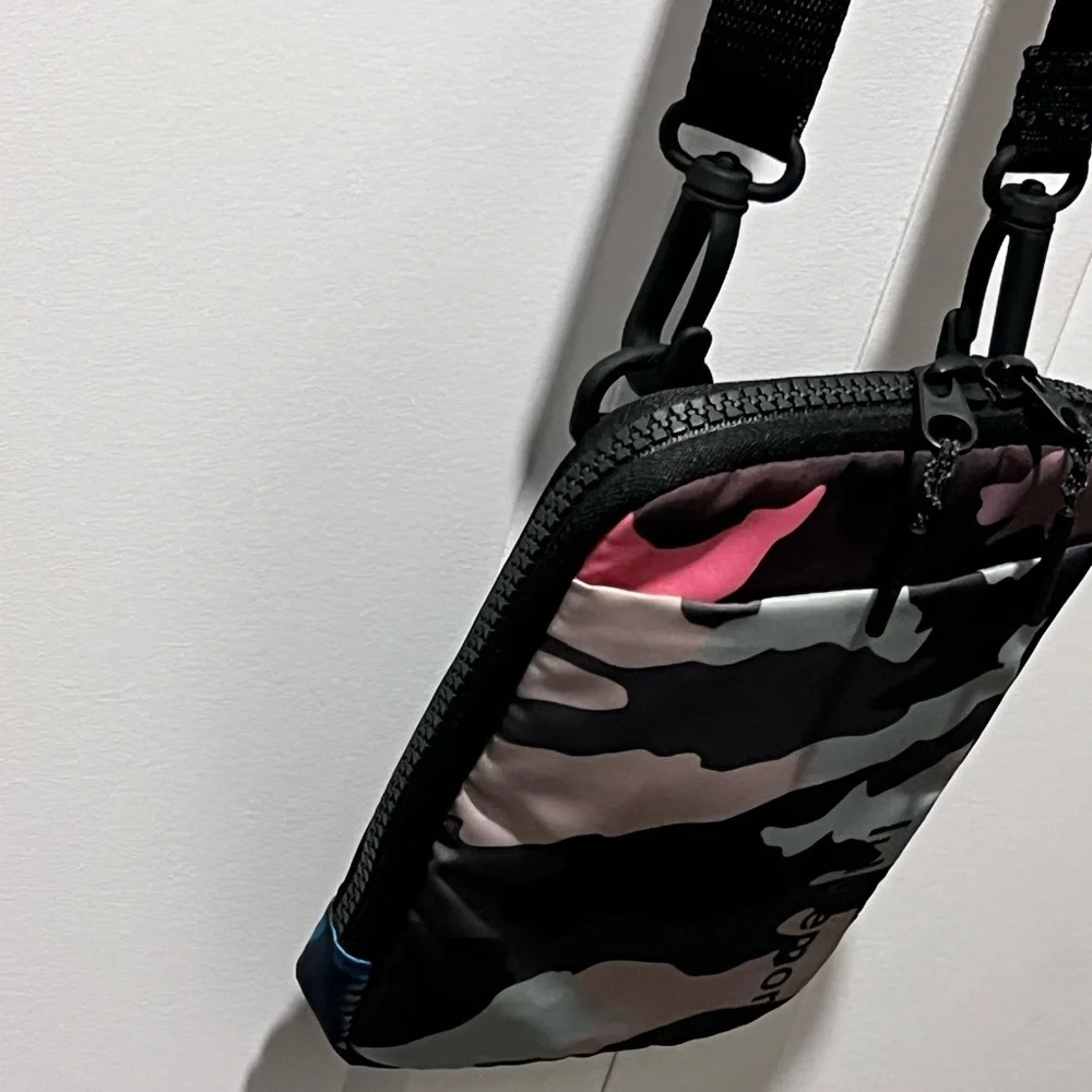 Lululemon Athletica Pre-Loved Authentic Easy Access Heritage 365 Camo Crossbody - Picture 6 of 15